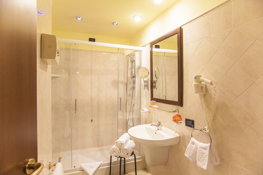 Hotel Tuscolana Рим Екстериор снимка